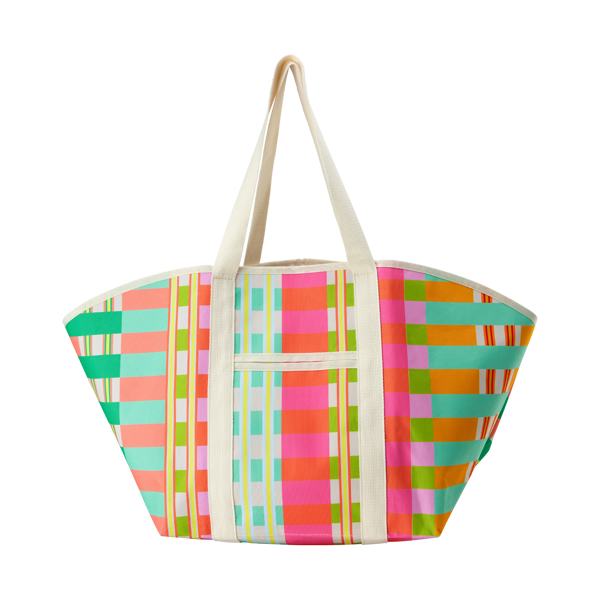 Beach bag checklist 2024 Top 5 summer essentials Oriflame Cosmetics